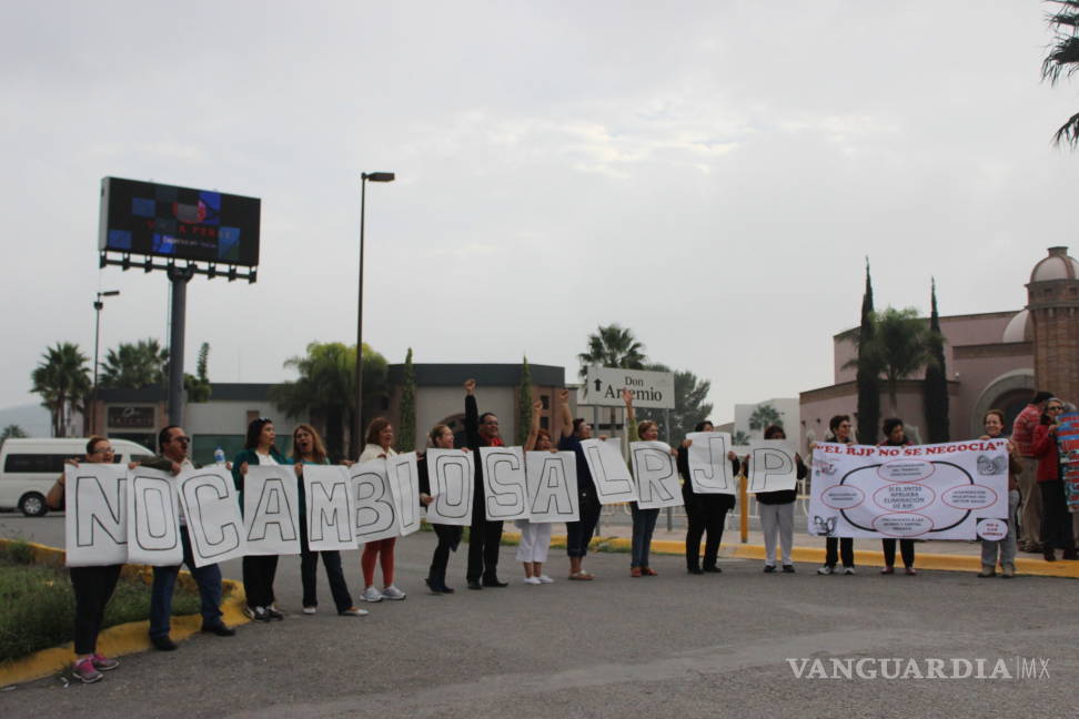 $!Protestan trabajadores del IMSS en Saltillo por posible eliminación de jubilaciones