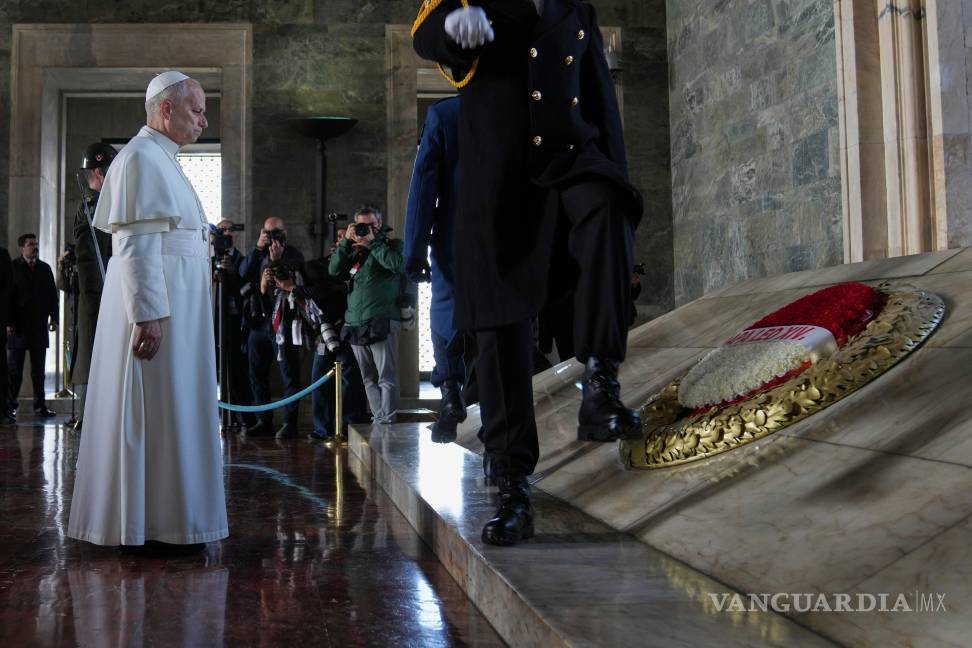 $!El papa León XIV coloca una corona floral en el Mausoleo de Ataturk en Ankara, Turquía.