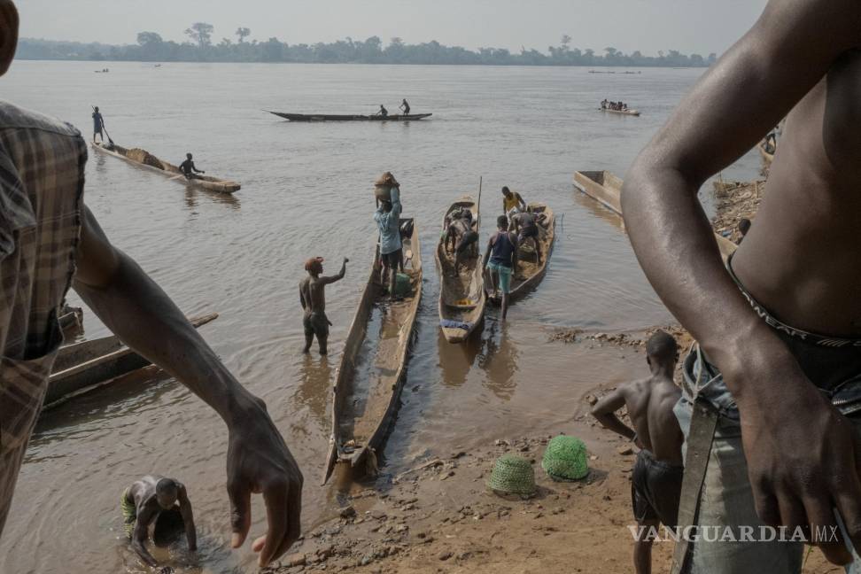 $!Los trabajadores descargan arena del fondo del río Oubangui en Bangui, la capital de la República Centroafricana, el 5 de noviembre de 2022. (Mauricio Lima/The New York Times)