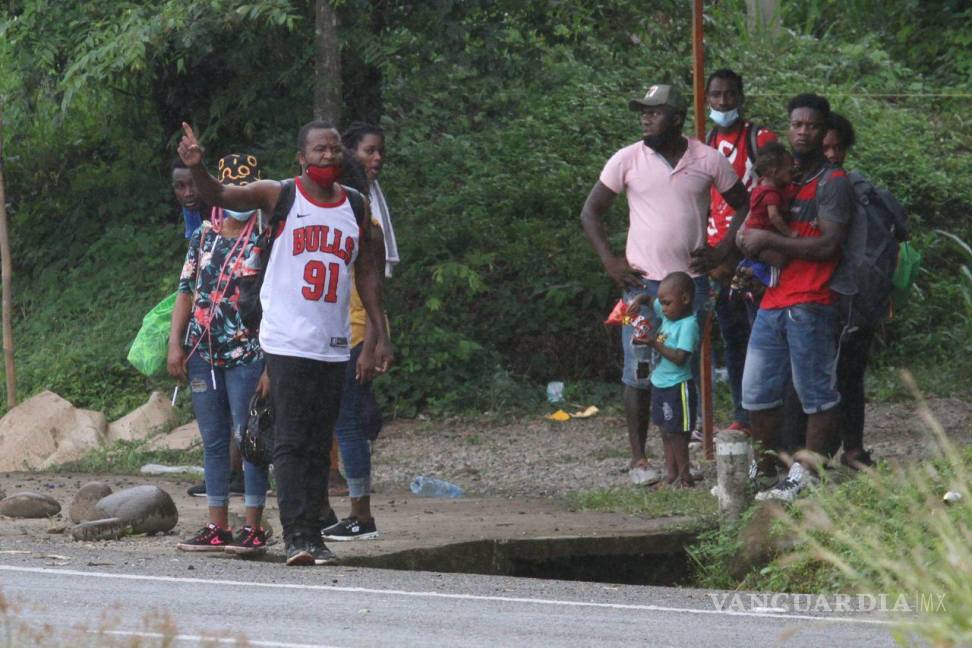 $!Desde hace más de 20 días, cientos de haitianos han dejado Tapachula para tomar el camino que conduce de Huixtla a Motozintla.