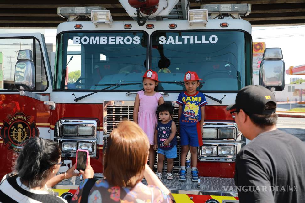 $!Elementos del cuerpo de Bomberos y de la Comisaría de Seguridad y Protección Ciudadana convivieron con las niñas y los niños, quienes aprovecharon para tomarse fotografías con las unidades de emergencia.