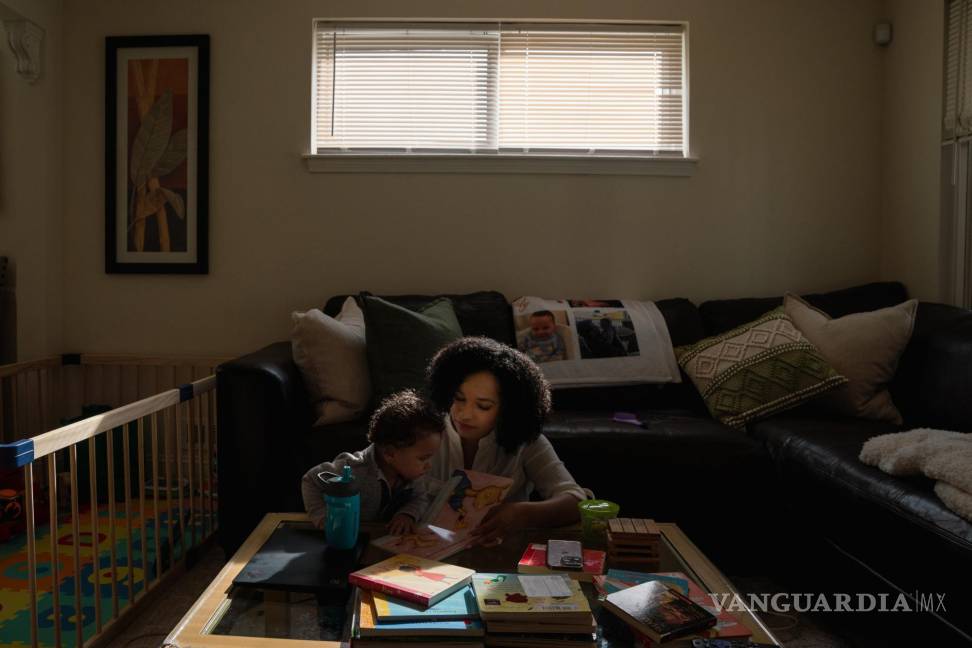 $!Aryana Jacobs, quien desarrolló presión arterial alta potencialmente mortal después del parto, con su hijo, Caleb, en su casa en Washington, D.C.