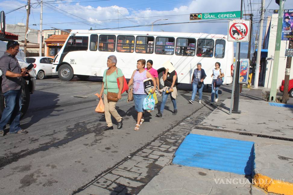 Choque de camión urbano en Saltillo deja cuantiosos daños materiales