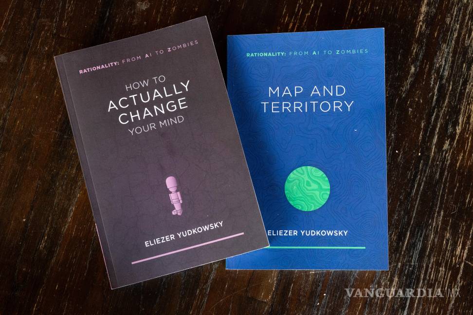 $!Dos de los volúmenes de Secuencias de Eliezer Yudkowsky. Las Secuencias, son una colección de ensayos, han guiado el pensamiento racionalista.