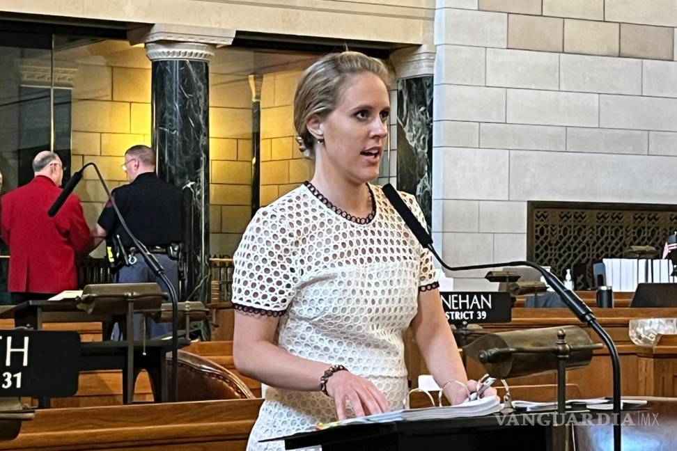 $!La senadora Julie Slama, en el Capitolio de Nebraska, llegó cojeando desde un hospital, para emitir el voto para aprobar un proyecto de ley de aborto-transgénero.