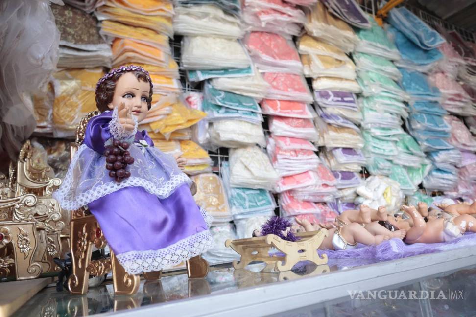 $!Las familias saltillenses acostumbran organizar un rosario, donde “levantan” al Niño Dios del portal de Belén bajo el pino y lo colocan en una charola rodeado de bombones y chocolates. FOTO: HOMERO SÁNCHEZ