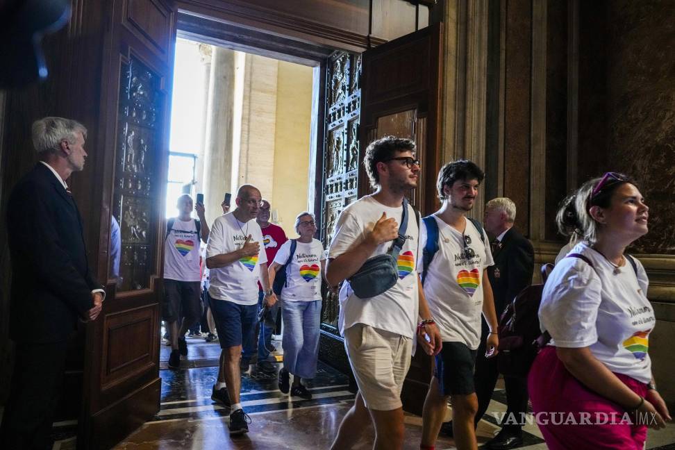 $!Algunos de los cientos de católicos LGBTQ+ que participaron en la peregrinación del Año Santo a Roma cruzan la Puerta Santa de la Basílica de San Pedro.