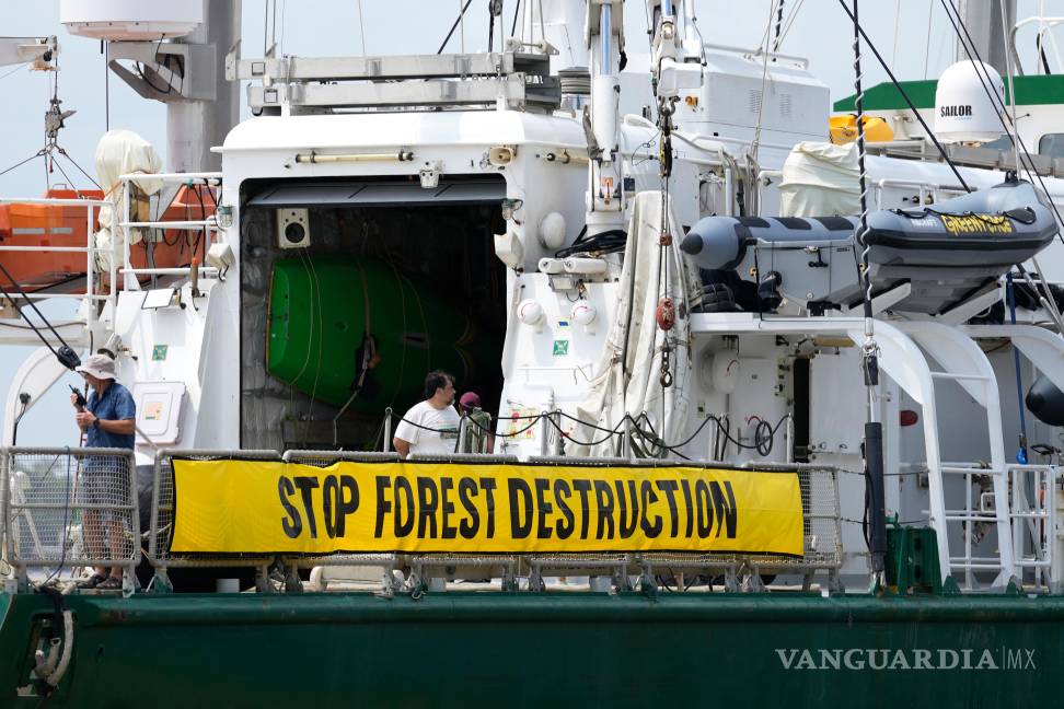 $!Un barco de Greenpeace llega a la costa de la Universidad Federal, sede de la Cumbre de los Pueblos, que coincide con la Cumbre del Clima COP30 de la ONU.