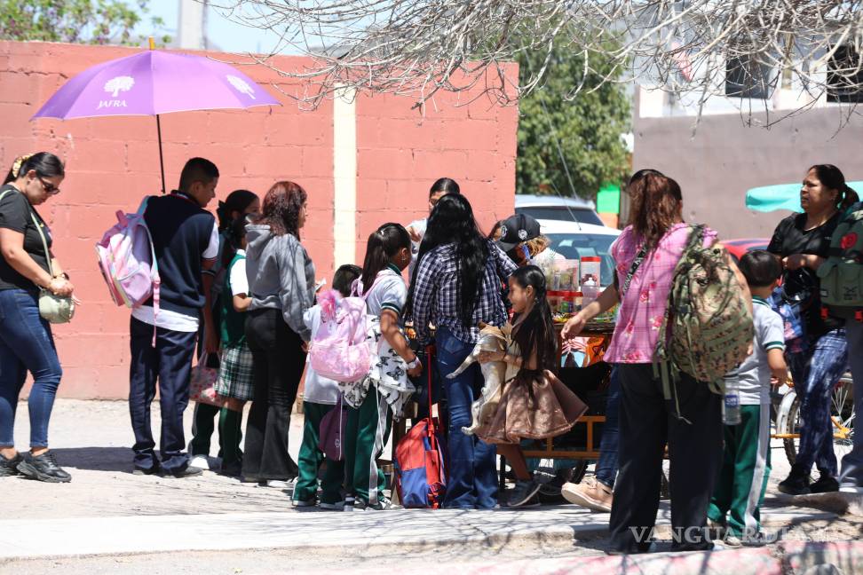 $!La reforma prohíbe la venta de comida chatarra dentro de los planteles, pero las autoridades municipales buscan regular también el comercio ambulante en sus alrededores.