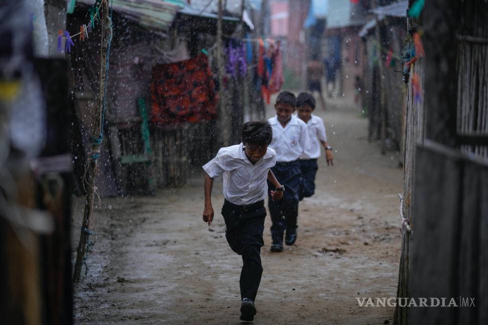 $!Los niños corren a la escuela bajo la lluvia en la isla Gardí Sugdub, parte del archipiélago de San Blas frente a la costa caribeña de Panamá.