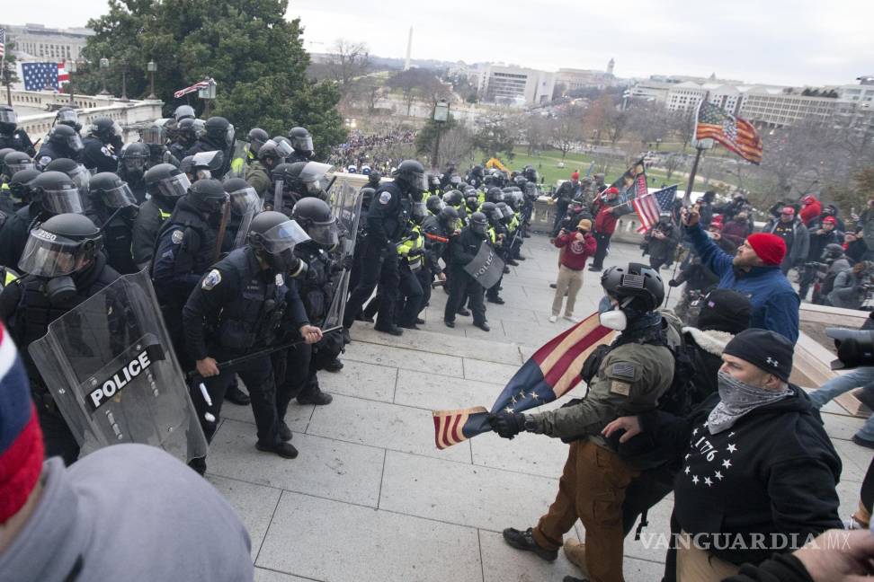 $!Policías del Capitolio de EU repelen a insurrectos que tratan de entrar en el recinto el 6 de enero de 2021, en Washington. AP/Jose Luis Magana