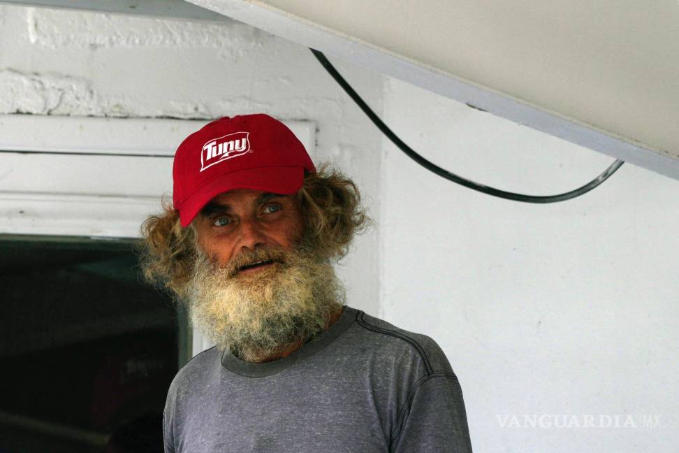 $!El australiano Timothy Lyndsay Shaddock, que estuvo tres meses a la deriva en el mar, al llegar a Manzanillo, México.