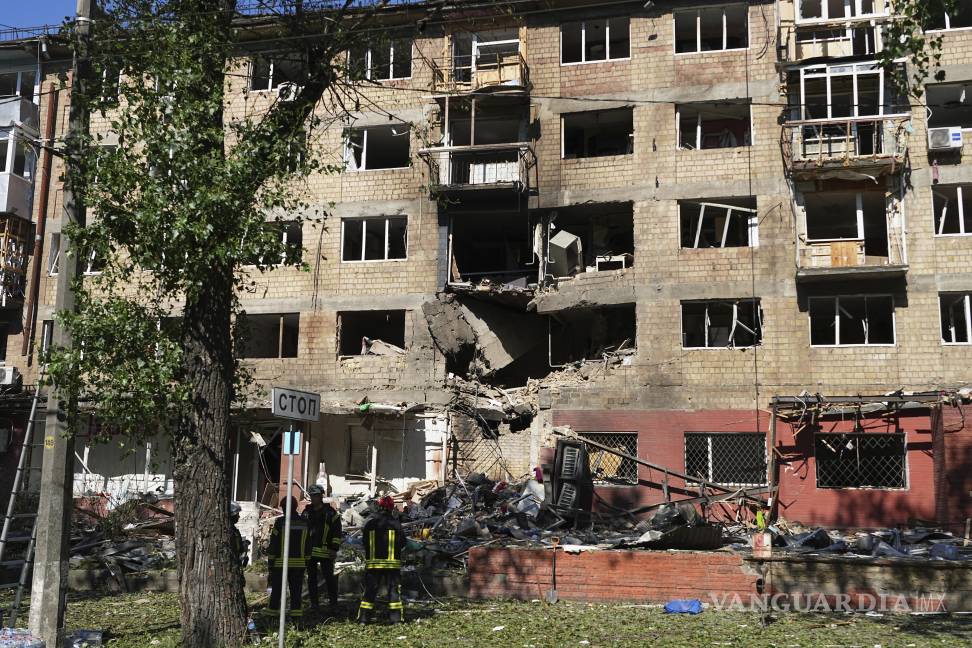 $!Los bomberos trabajan en un edificio de apartamentos destruido tras un ataque con aviones no tripulados y misiles rusos en Kyiv, Ucrania.