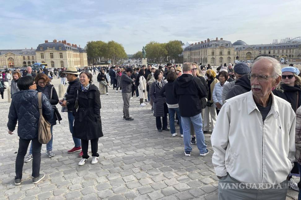 $!Turistas fueron evacuados del Palacio de Versalles el martes 17 de octubre de 2023 en Versalles, Francia.