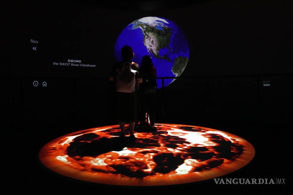 $!La gente mira la obra de arte de Yiyun Kang en la Cumbre sobre el Clima de la ONU COP28 en Dubai, Emiratos Árabes Unidos.