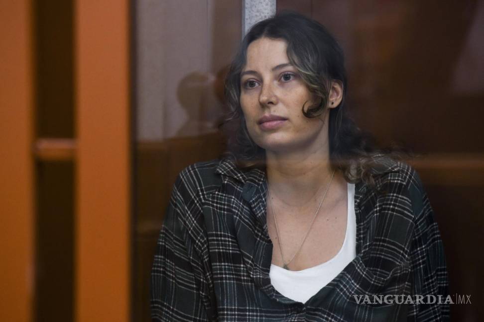$!Ksenia Karelina, que fue arrestada por cargos de traición, sentada en la jaula de un acusado en un tribunal de Ekaterimburgo, Rusia.