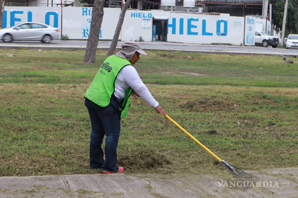 $!Brigadas municipales realizaron limpieza y deshierbe en la plaza pública del barrio de La Landín, fomentando la convivencia vecinal y ofreciendo un entorno seguro y cuidado para los saltillenses.