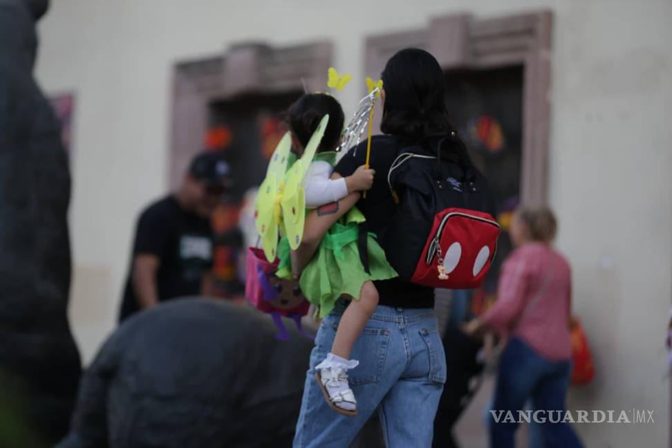 $!Superhéroes, monstruos y hadas llenaron de color las calles del centro de Saltillo.