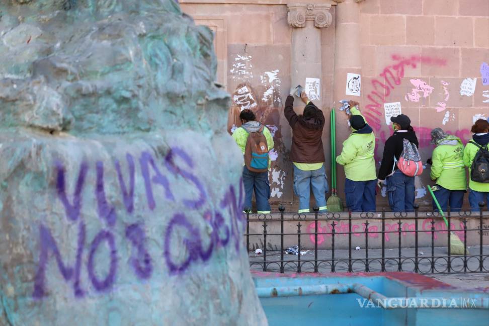 $!Trabajadores del ayuntamiento limpiando las consignas de feministas del 8M.