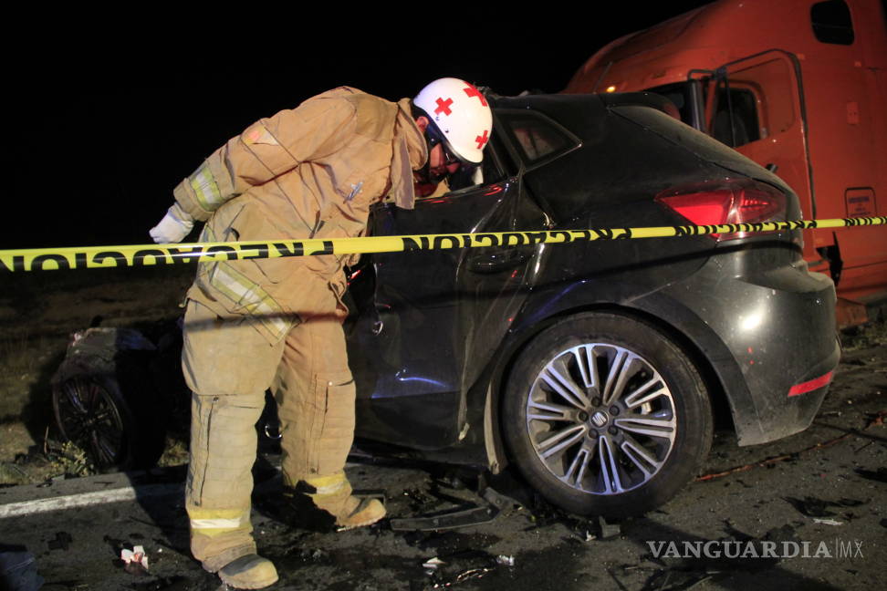 $!Tres mujeres pierden la vida en accidente al chocar de frente contra un tráiler en carretera a Torreón; eran médicos residentes del IMSS