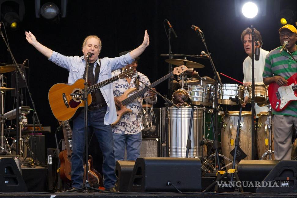 $!El músico estadounidense Paul Simon (i) se presenta en concierto en 2011, durante el Festival de Verano de Zúrich (Suiza). EFE/Alessandro Della Bella