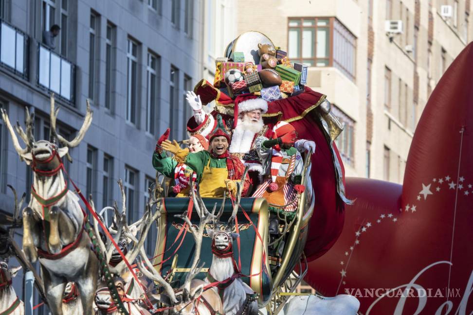 $!Papá Noel conduce su carroza de renos y trineo por Central Park West durante el desfile del Día de Acción de Gracias de Macy’s en Nueva York.