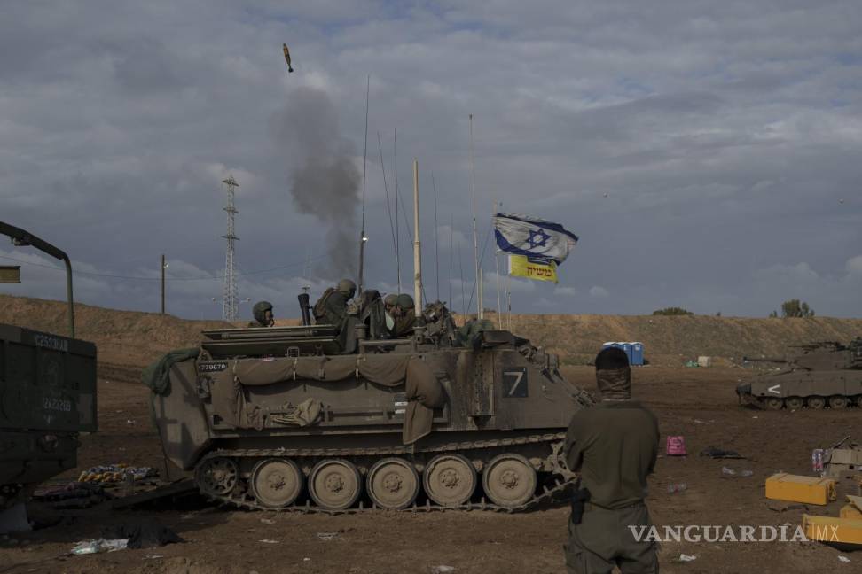 $!Soldados israelíes disparan desde el sur de Israel hacia la Franja de Gaza, en un punto cerca de la frontera Israel-Gaza, el miércoles 3 de enero de 2024.
