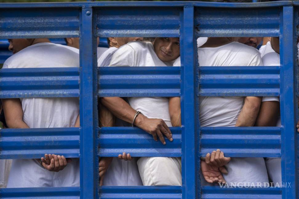 $!Hombres que fueron detenidos durante el estado de excepción son transportados en un camión de mercancías, en Soyapango, El Salvador, el 7 de octubre de 2022.