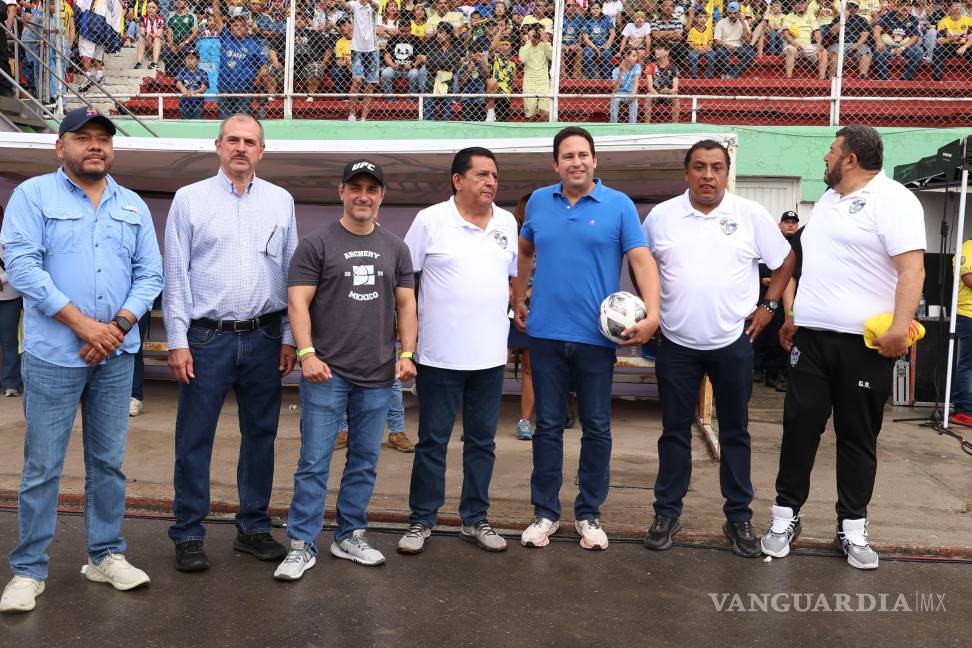 $!Antes del encuentro, el alcalde Javier Díaz González invitó a los asistentes a participar en los festejos del aniversario de Saltillo.
