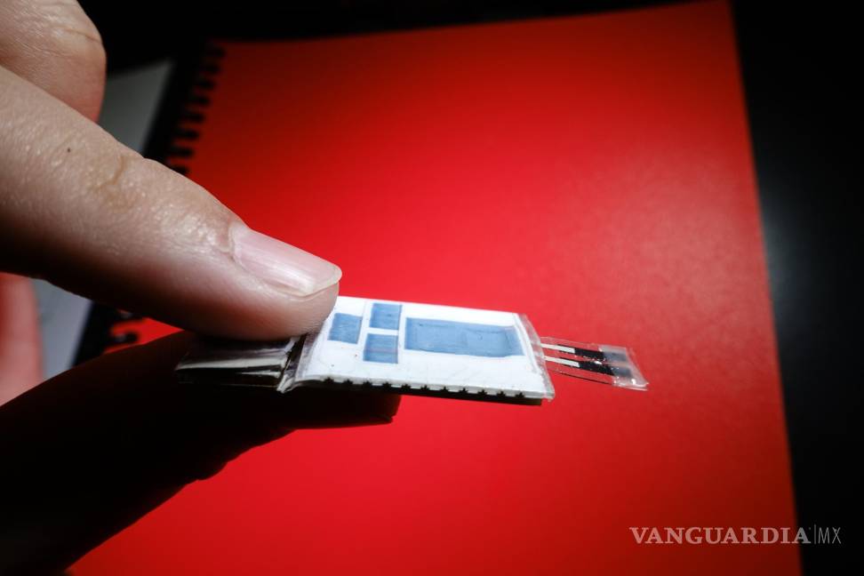 $!Generador de energía BFC (entre dedos) conectado a pantalla y sensor (UCSD). EFE/Universidad de California en San Diego (UCSD)