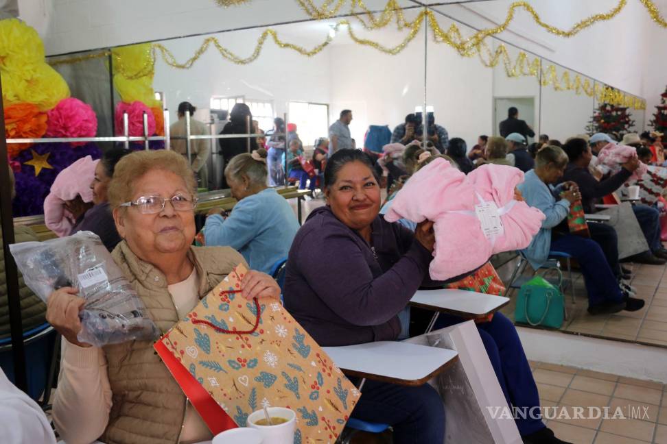 $!Además del convivio, los asistentes recibieron bonitos regalos.