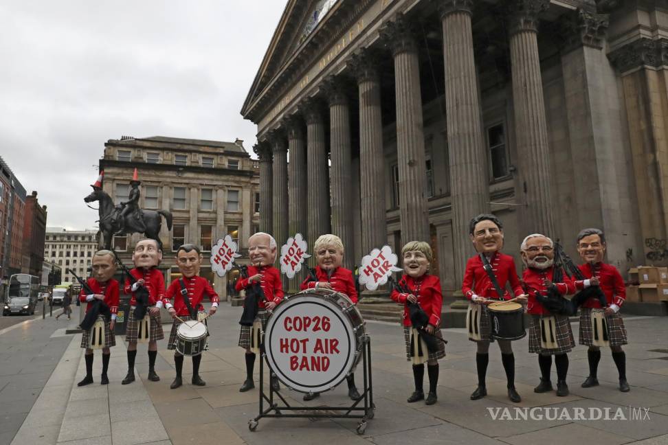 $!Caricaturas de Oxfam ‘Big Head’ de líderes mundiales protestan al margen de la Cumbre del Clima de la ONU COP26 en Glasgow, Escocia. AP/Scott Heppell