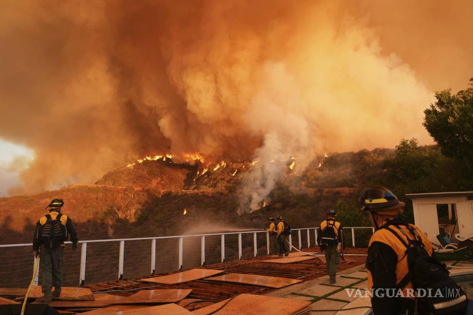 $!Los bomberos siguen