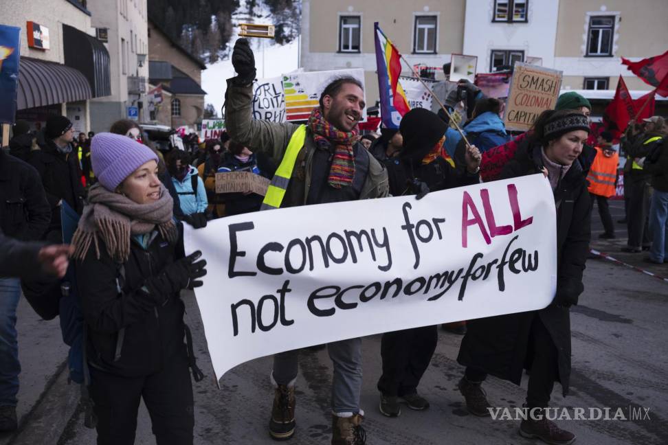 $!Manifestantes llegan para una protesta antes del Foro Económico Mundial en Davos, Suiza.