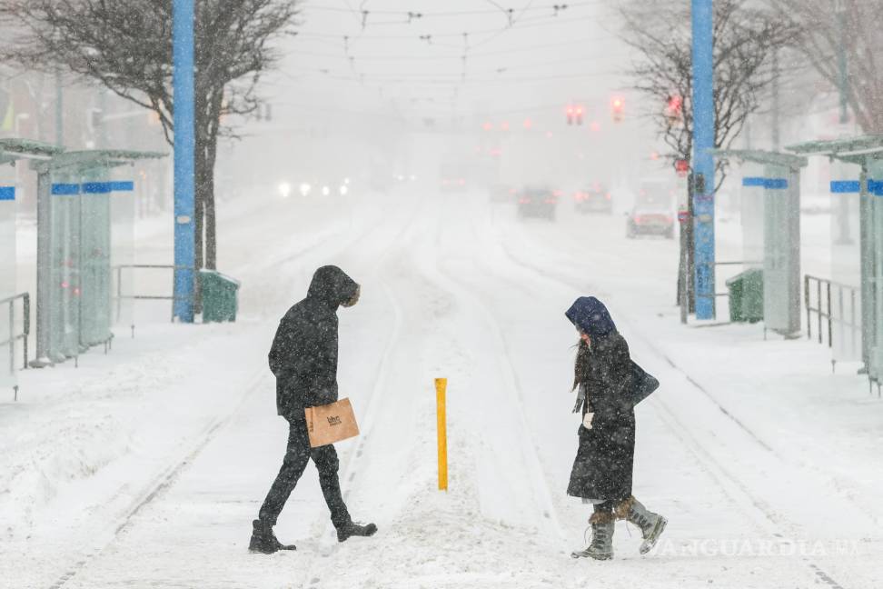 $!La gente camina por el centro de Toronto mientras una tormenta invernal avanza por la región.