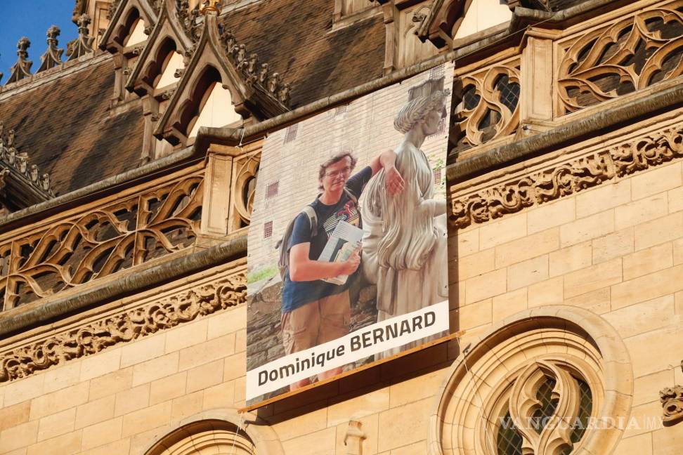 $!En Arras, Francia, se exhibe el retrato del fallecido profesor francés Dominique Bernard, que fue asesinado a puñaladas por un presunto extremista islamista.