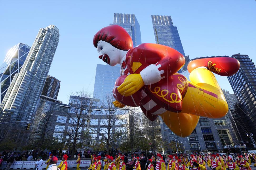$!El globo de Ronald McDonald flota en el Desfile del Día de Acción de Gracias de Macy’s en Nueva York.