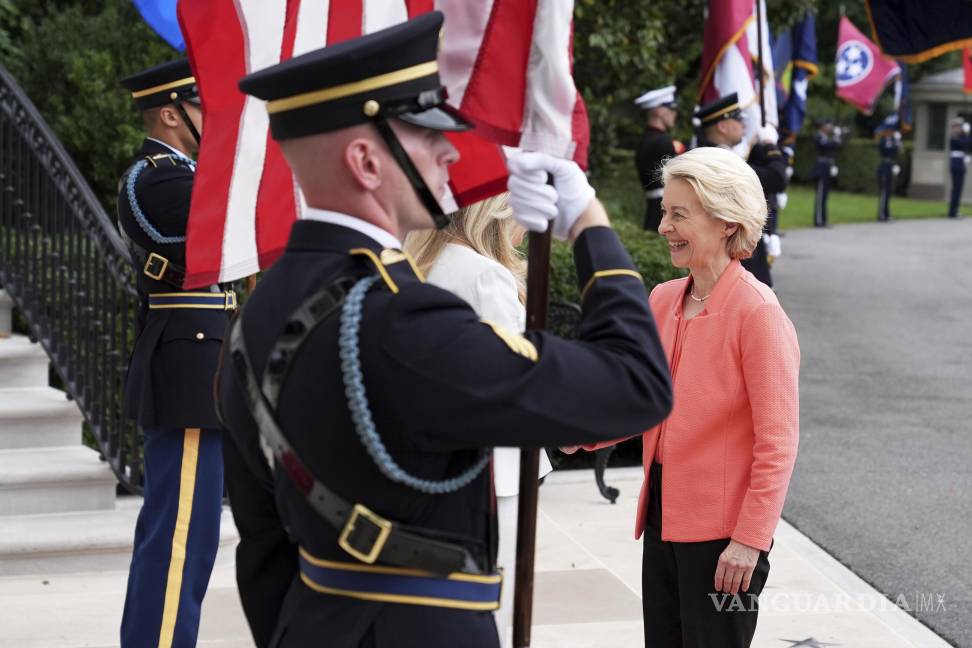 $!Monica Crowley, jefa de protocolo de la Casa Blanca saluda a la presidenta de la Comisión Europea, Ursula von der Leyen , a su llegada a la Casa Blanca.