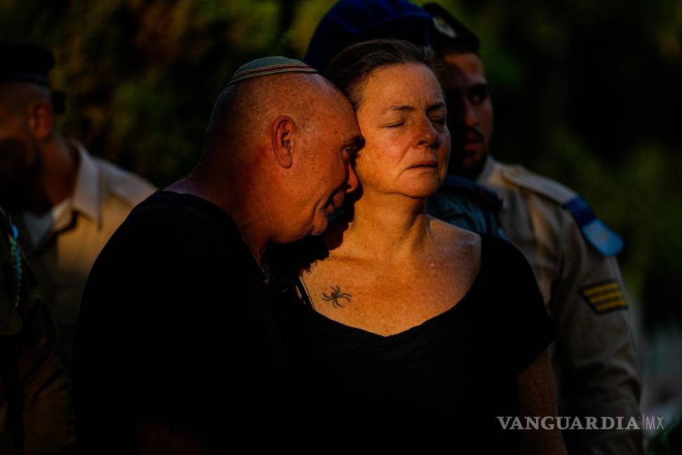 $!Doron y Tami, padres del capitán de la reserva israelí Omri Yosef David lloran durante su funeral en Carmiel, en el norte de Israel, el 15 de noviembre de 2023.