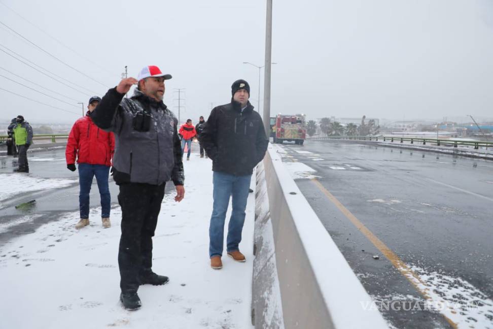 $!El alcalde Javier Díaz supervisa las labores de reapertura de los puentes en el bulevar Fundadores.