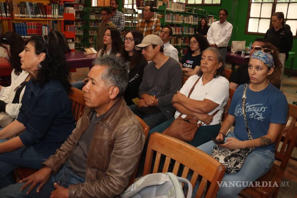 $!Durante su visita, Dino Cantú se reunió con vecinos y comerciantes para explicar la metodología de participación ciudadana que acompañará la rehabilitación de la Alameda Zaragoza.