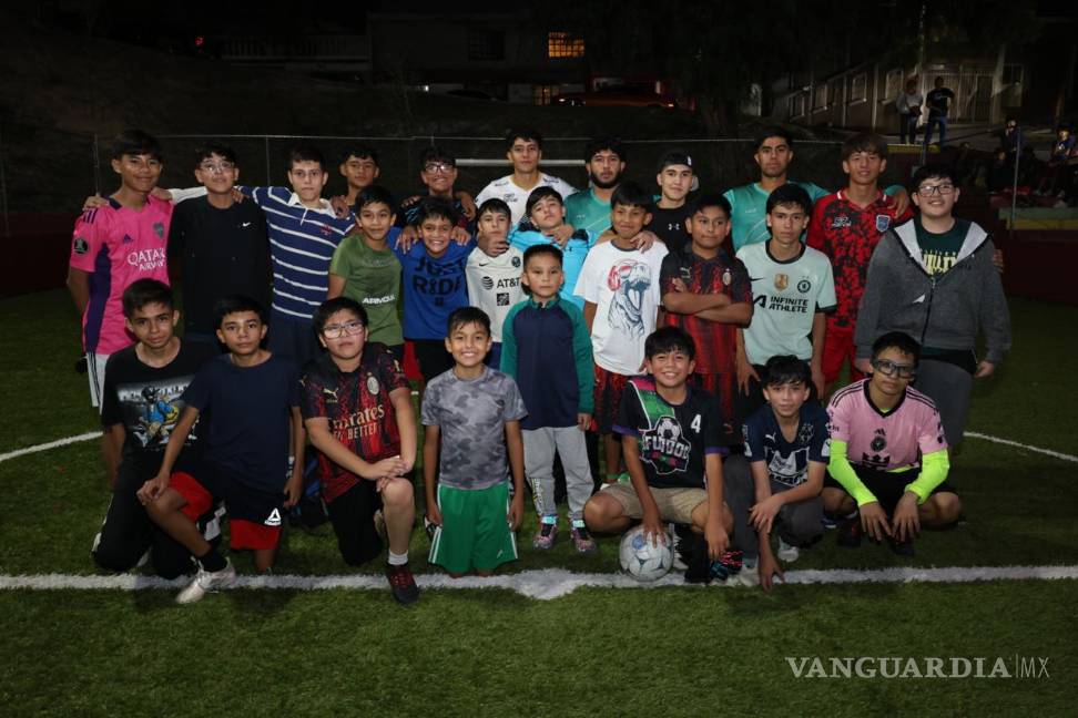 $!En la colonia Roma, niñas y niños participaron en un rally deportivo tras la colocación de nuevas porterías y pasto sintético.