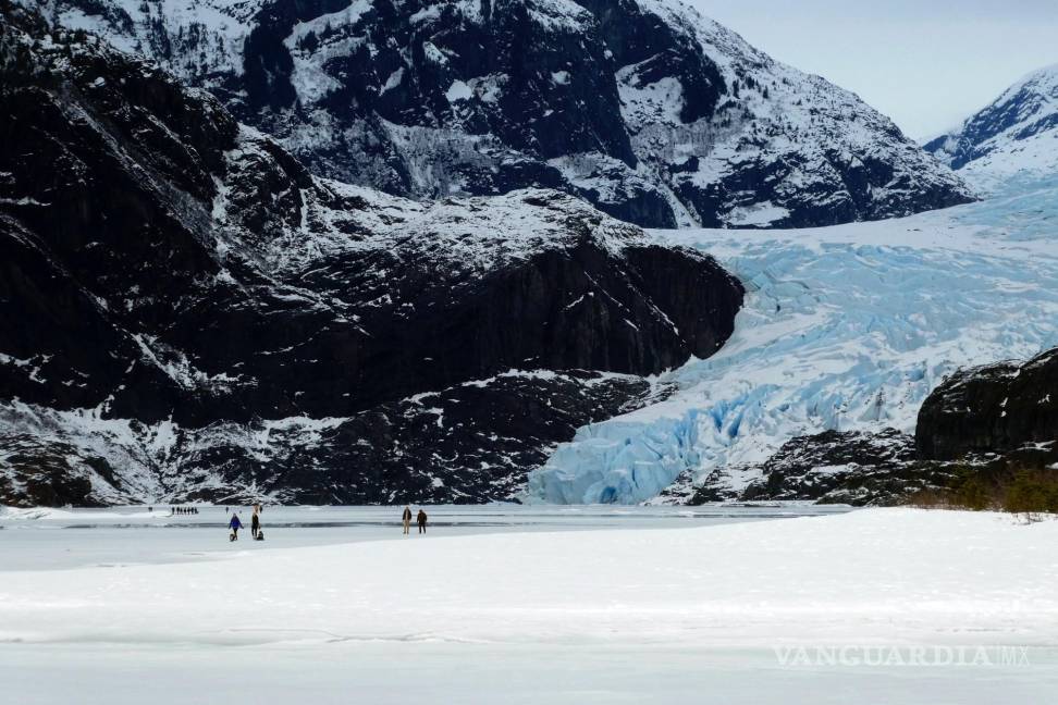 $!La gente camina sobre un lago Mendenhall congelado, con el glaciar Mendenhall al fondo, el 18 de febrero de 2024, en Juneau, Alaska.