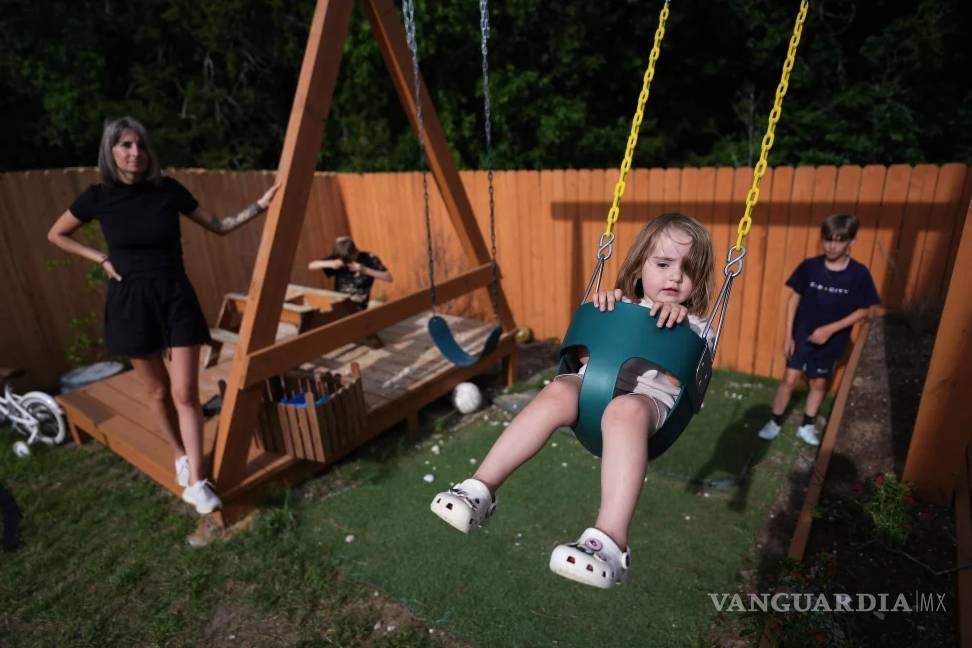 $!Eileen Lamb (i) a quien le diagnosticaron autismo en la edad adulta, cuida de sus hijos, Charlie Lamb y Jude (derecha), también autistas, y de su hija Billie en Austin.