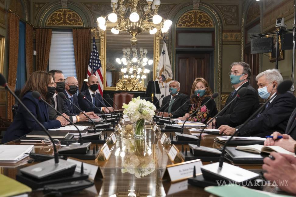 $!La vicepresidenta Kamala Harris, izquierda, habla antes de una reunión con el presidente mexicano Andrés Manuel López Obrador, derecha, en su oficina en el edificio de oficinas ejecutivas Eisenhower en el complejo de la Casa Blanca en Washington. AP/Alex Brandon