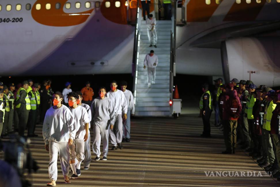 $!Migrantes venezolanos deportados desde Estados Unidos desembarcan de un avión en el Aeropuerto Internacional Simón Bolívar, en Maiquetia, Venezuela.