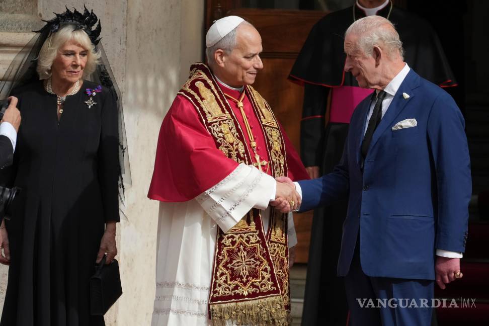 $!El papa León XIV con el rey Carlos III y la reina Camila en el Patio de San Dámaso del Vaticano tras una visita de Estado y reza con él en la Capilla Sixtina.