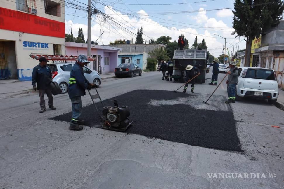 $!Cuadrillas de la Dirección de Infraestructura y Obra Pública repararon el pavimento de la calle Felipe Berriozábal, en la colonia Rodríguez Guayulera.