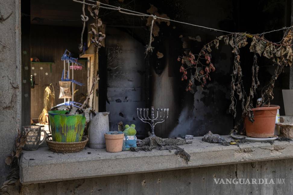 $!Una casa que fue quemada en el ataque de Hamás del 7 de octubre en Kissufim, un kibutz israelí, el 1 de noviembre de 2023.