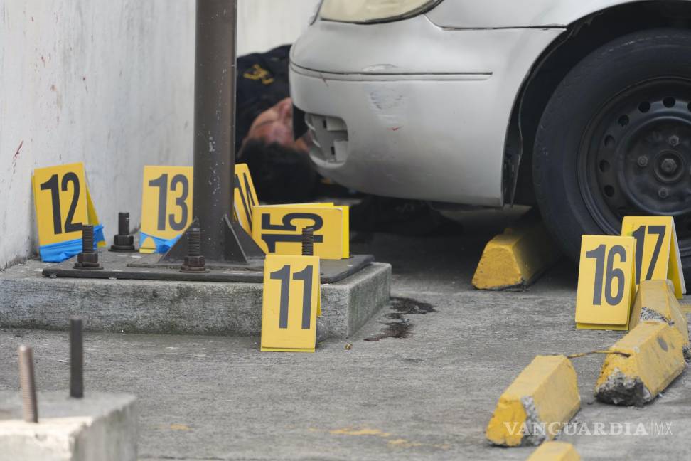 $!Marcadores de evidencia se encuentran en la escena donde agentes de policía fueron asesinados en Villanueva, en las afueras de Ciudad de Guatemala.